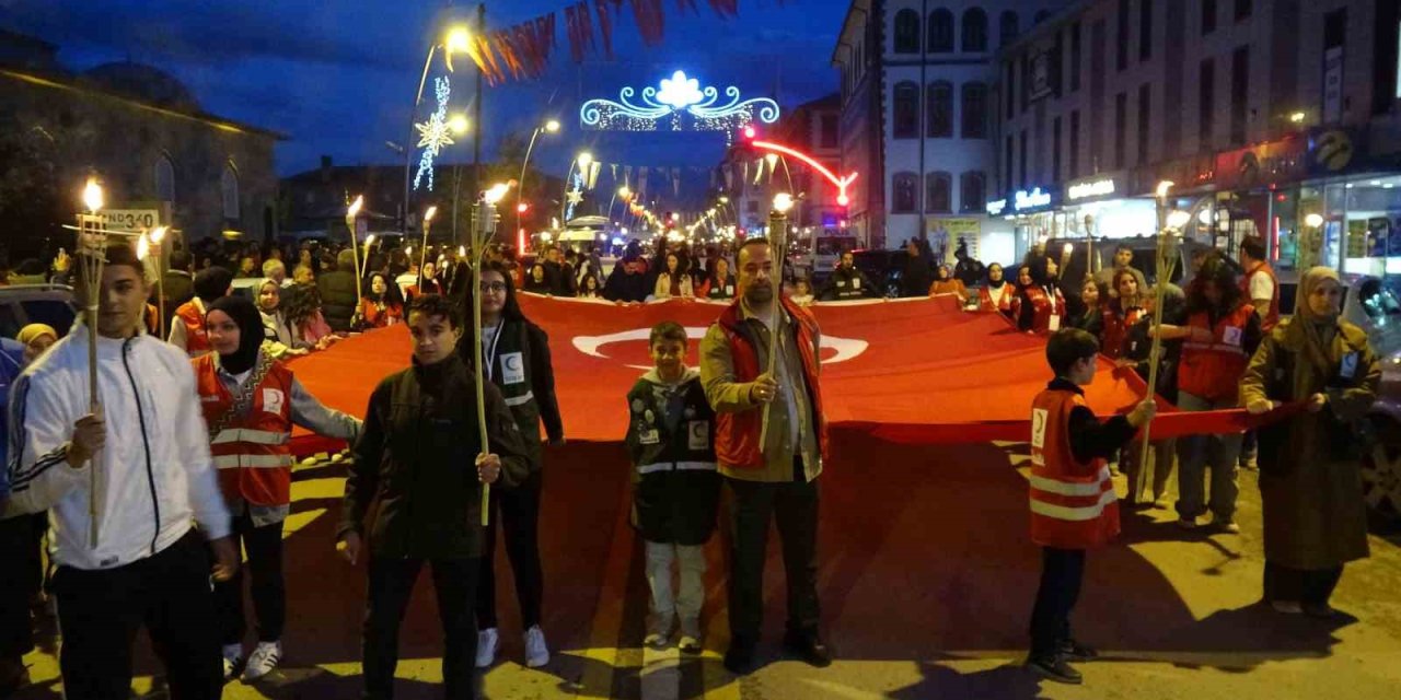 Erzurum’da gençlerden meşaleli yürüyüş