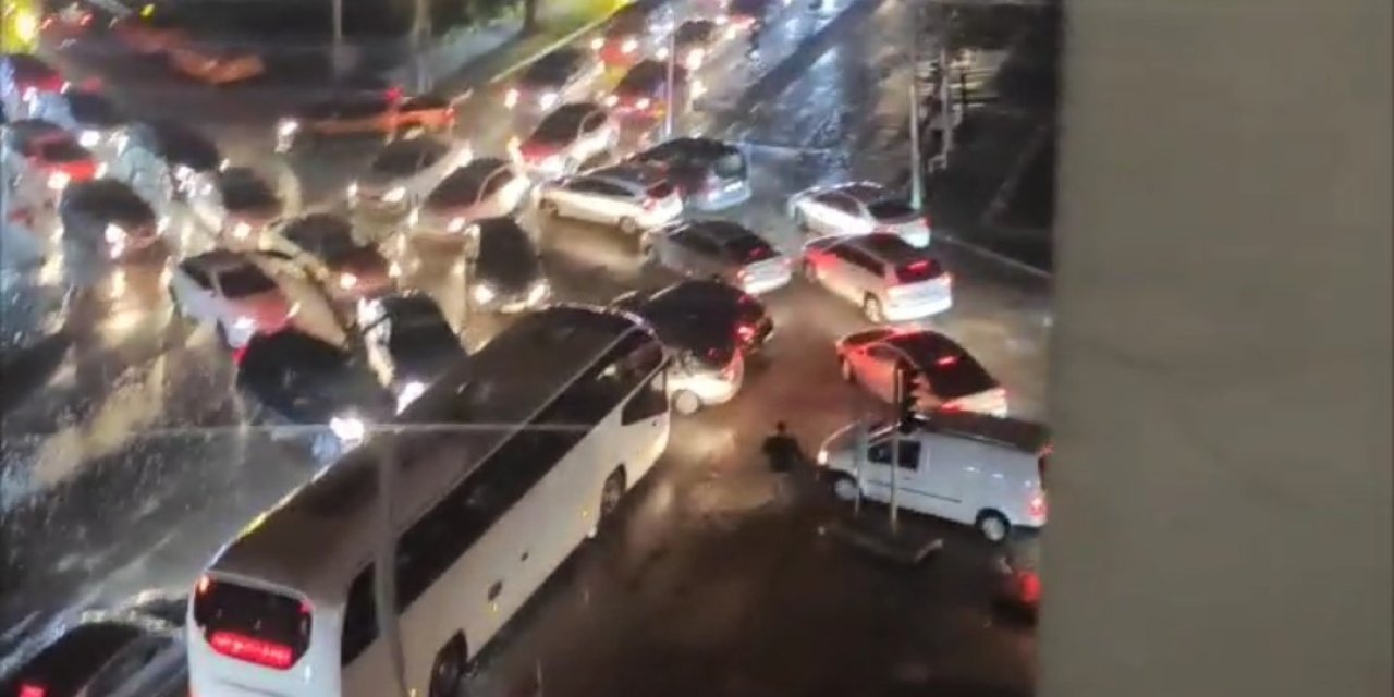 Elektrik kesintisinde hakem düdüğünü alıp trafiği yönetti