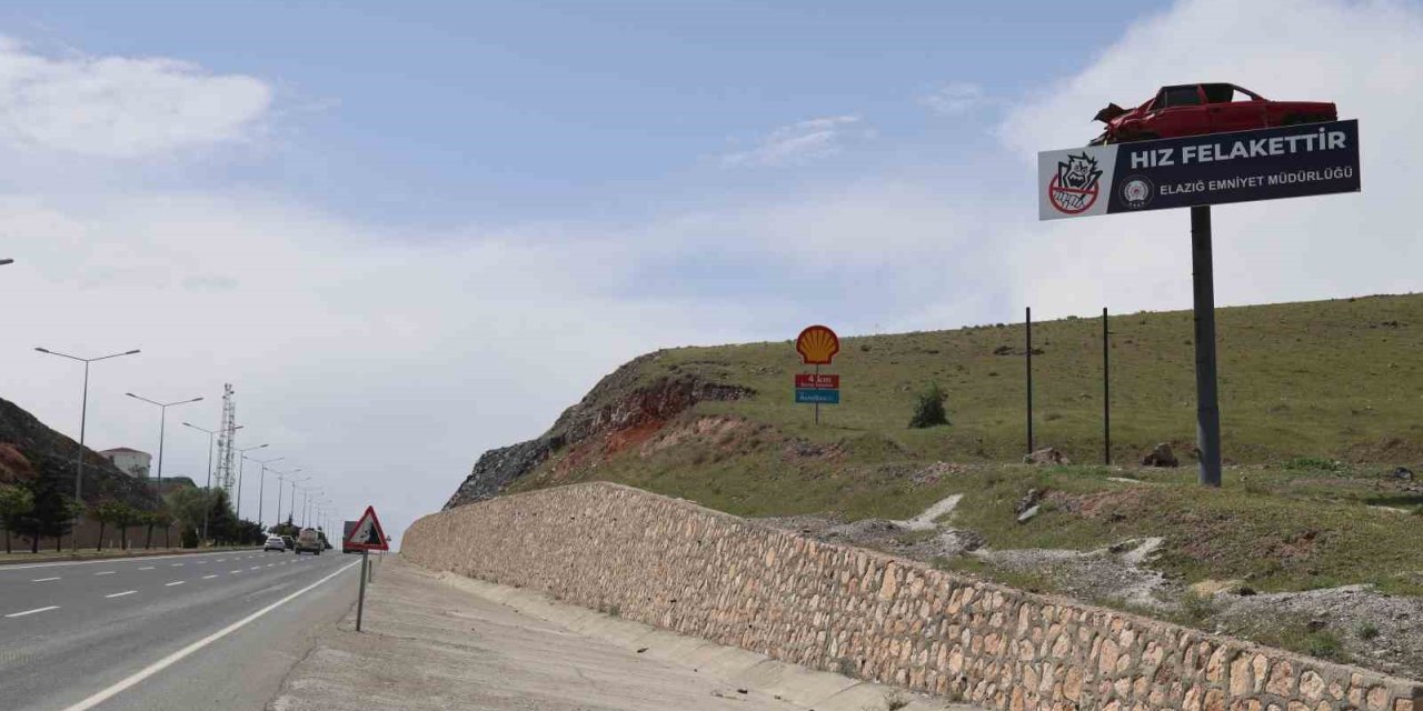 Emniyetten anlamlı uyarı: Yol kenarına yerleştirilen kazalı araç, sürücüleri yavaşlattı