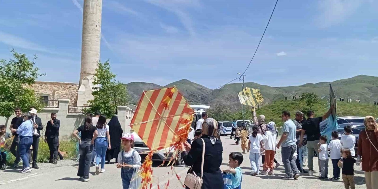 Vefat eden oğlu anısına uçurtma şenliği düzenledi