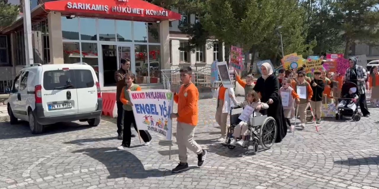Kars’ta minik yürekler engelliler için yürüdü