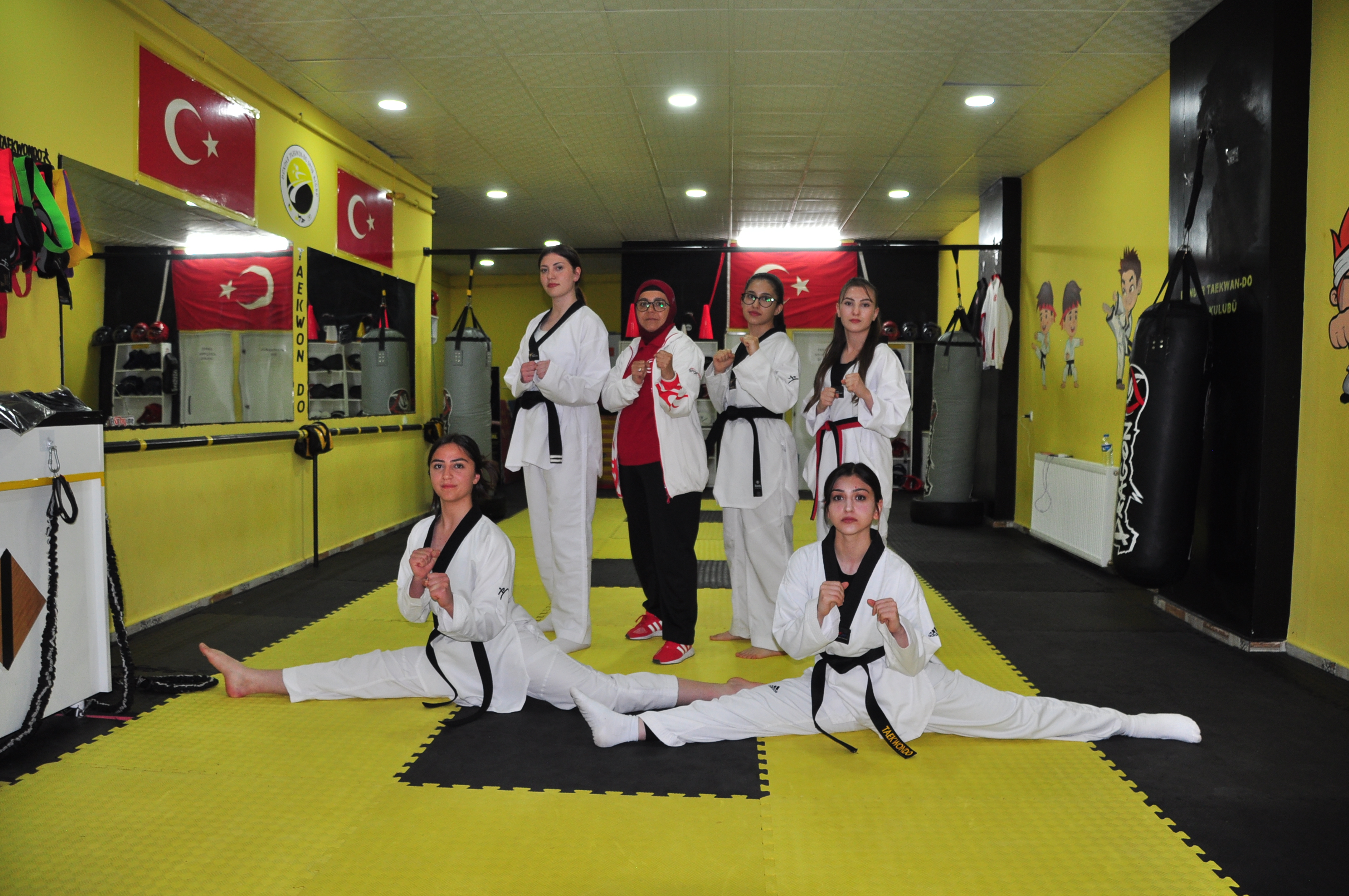 Genç kızlar şiddete karşı taekwondo öğreniyor