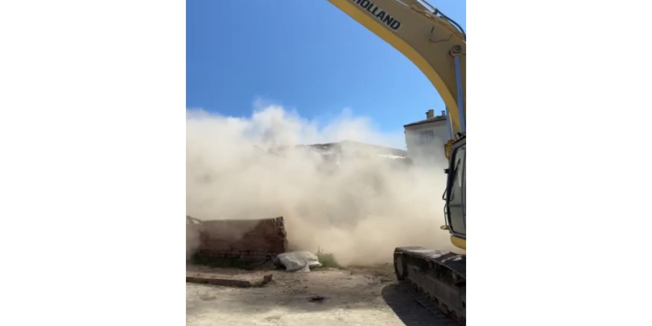 Elazığ’da ağır hasarlı yapıların yıkımları sürüyor