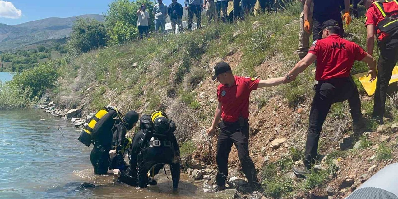 Jandarma SAK timi nefes kesen operasyonda kayıp şahsı sualtında aracıyla birlikte buldu