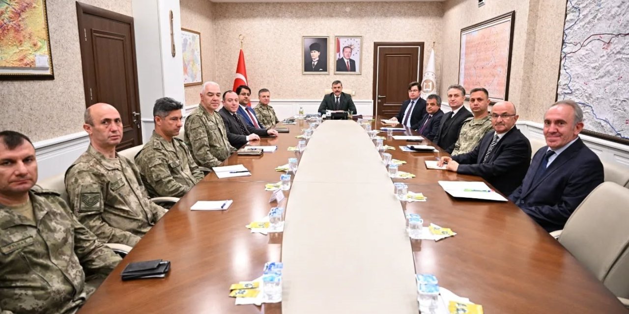 Bürokrat ve askerler eğitim zirvesinde buluştu