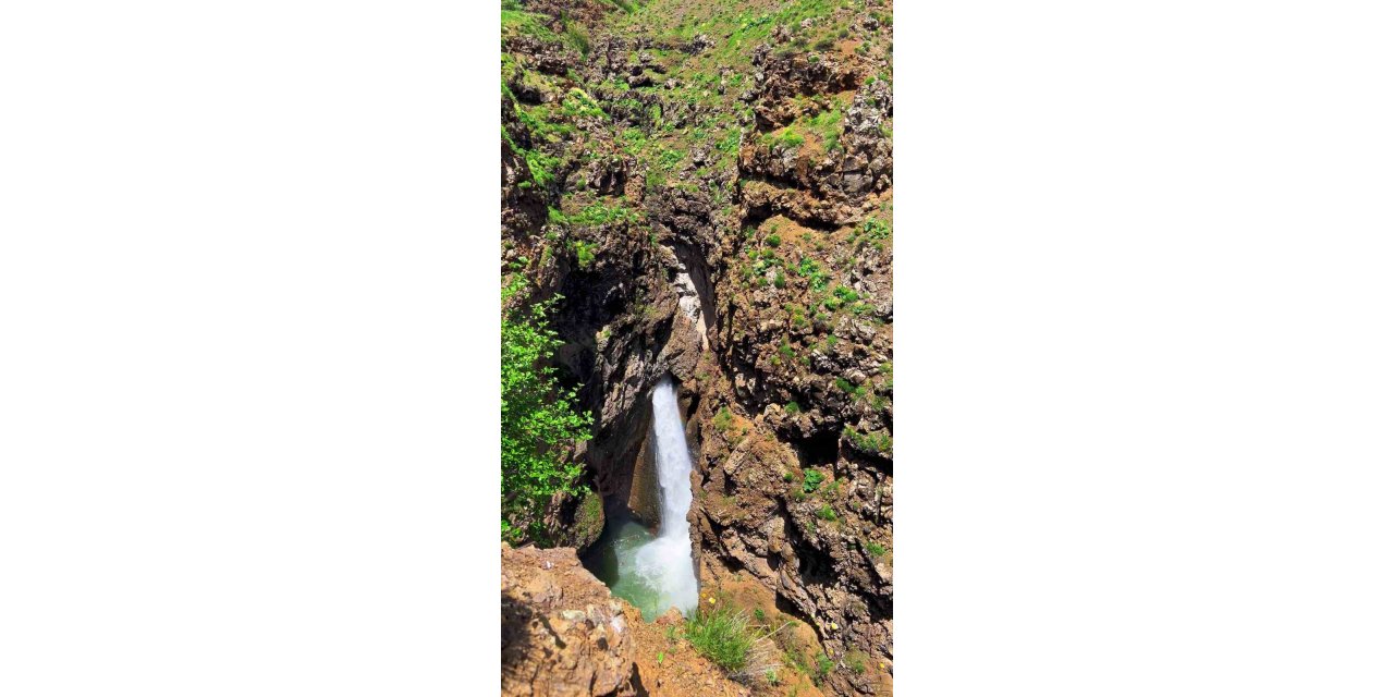 Kayanın içinden süzülen şelale görenleri hayran bırakıyor