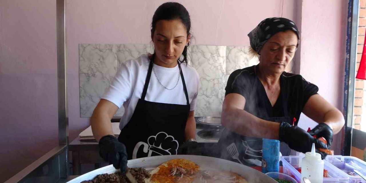 Malatya’nın tek kadın tantuni ustası azmiyle takdir topluyor