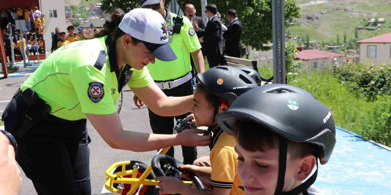 Hakkâri’de trafikte bilinçli nesillerin yetişmesi için eğitimler devam ediyor
