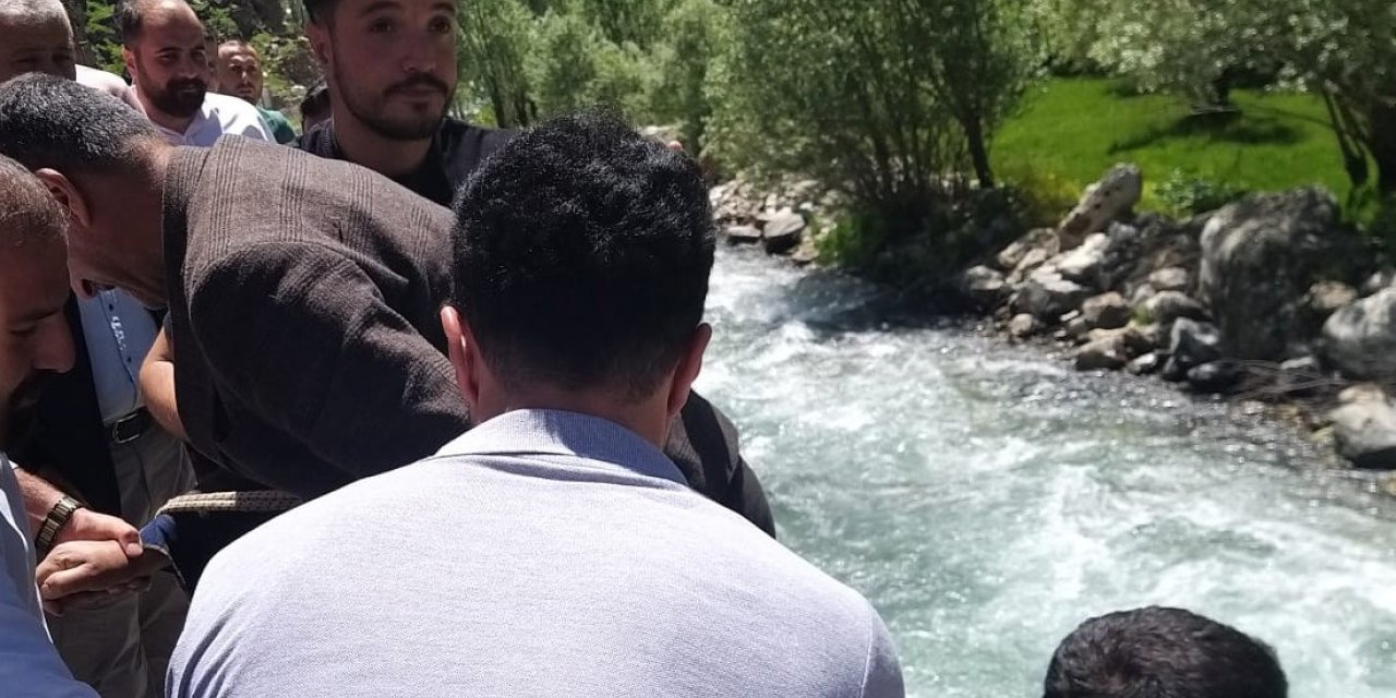 Kontrolden çıkan kamyonet dereye uçtu