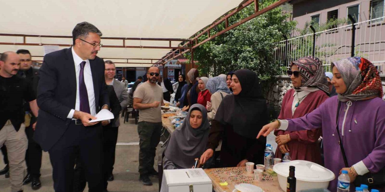 Hakkari’de cami yararına hayır çarşısı kuruldu
