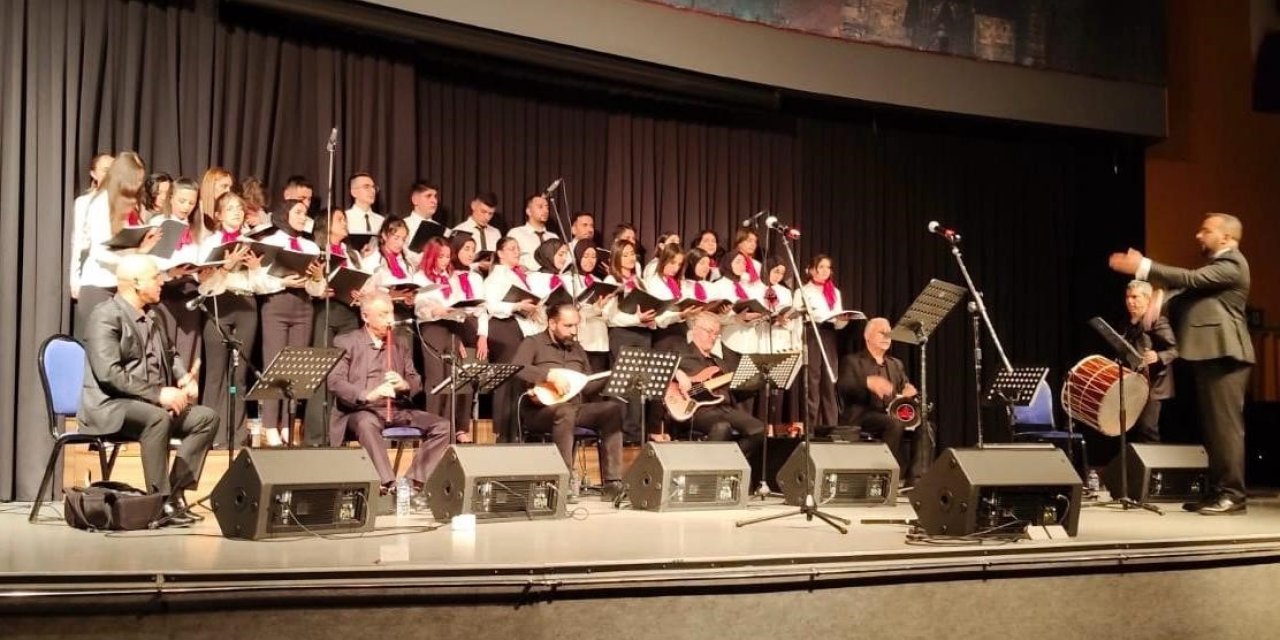 Gençler türküleriyle dinleyenleri mest ettiler