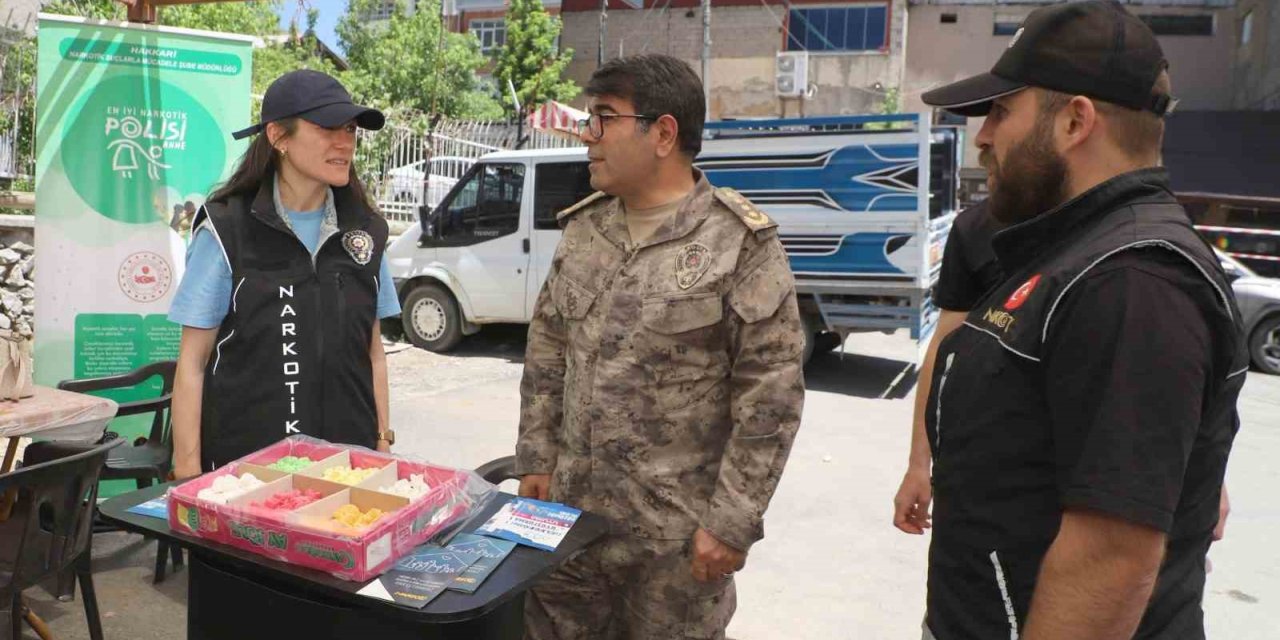 Hakkari’de "En İyi Narkotik Polisi: Anne" standına açıldı