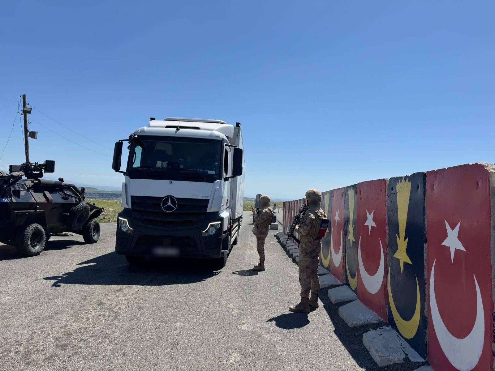 Kars'ta 12 Şüpheli Yakalandı, 480 Kök Kenevir Ele Geçirildi