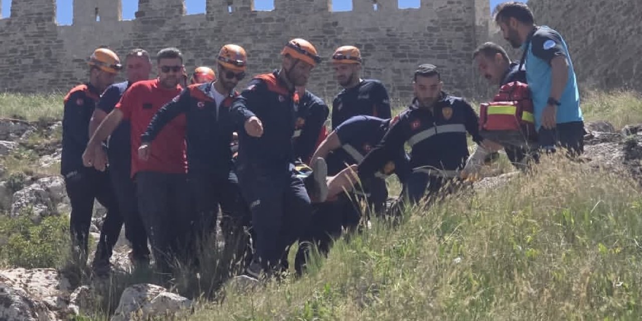 Van Kalesi’nde kayalıklarda mahsur kalan şahıs kurtarıldı
