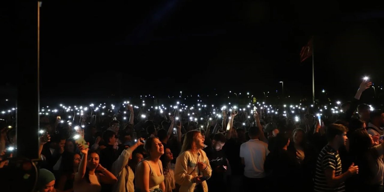 Öğrenciler konserle stres attı