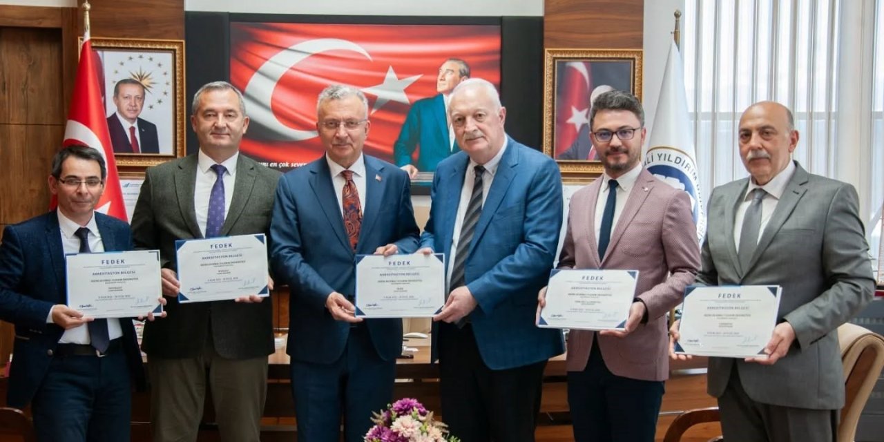 Fen Edebiyat Fakültesinin, akreditasyon belgelerini rektöre takdim etti