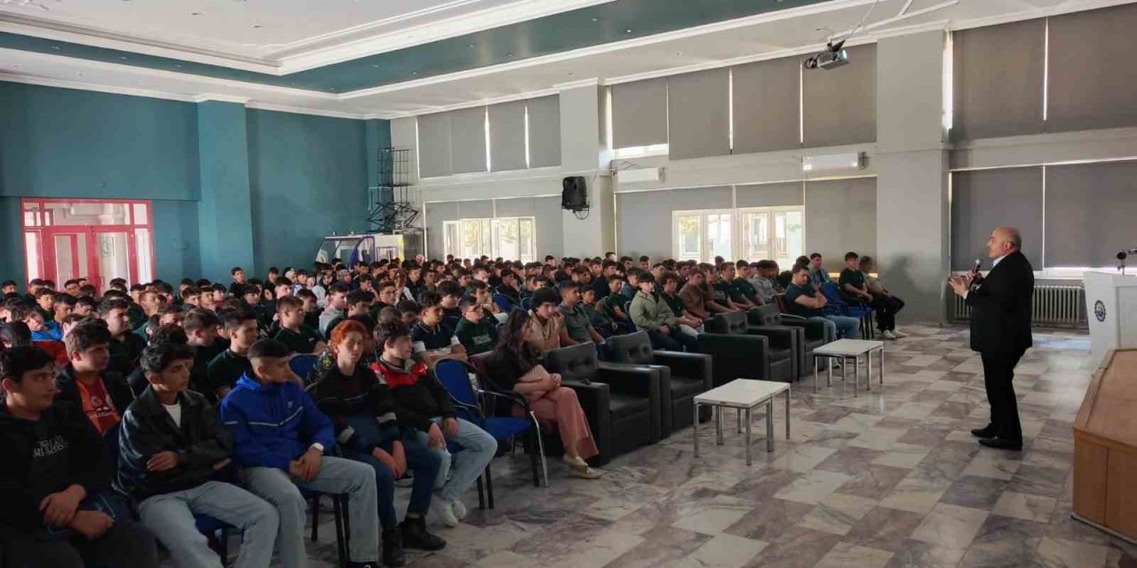 Liseli gençlere yönelik ’Aile ve Mahremiyet’ semineri gerçekleştirildi