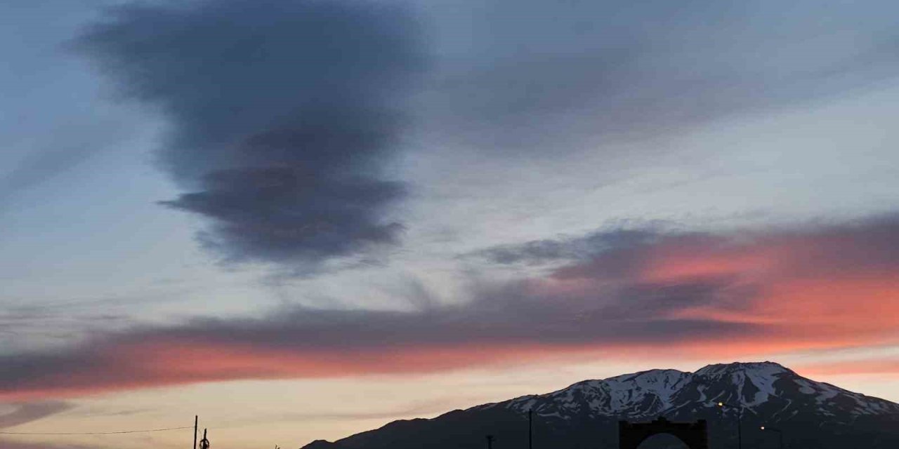 Süphan Dağı’nda göz kamaştıran gün batımı