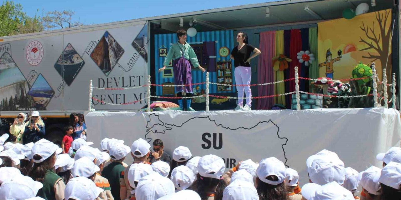 Su tasarrufunu tiyatro ile öğreniyorlar