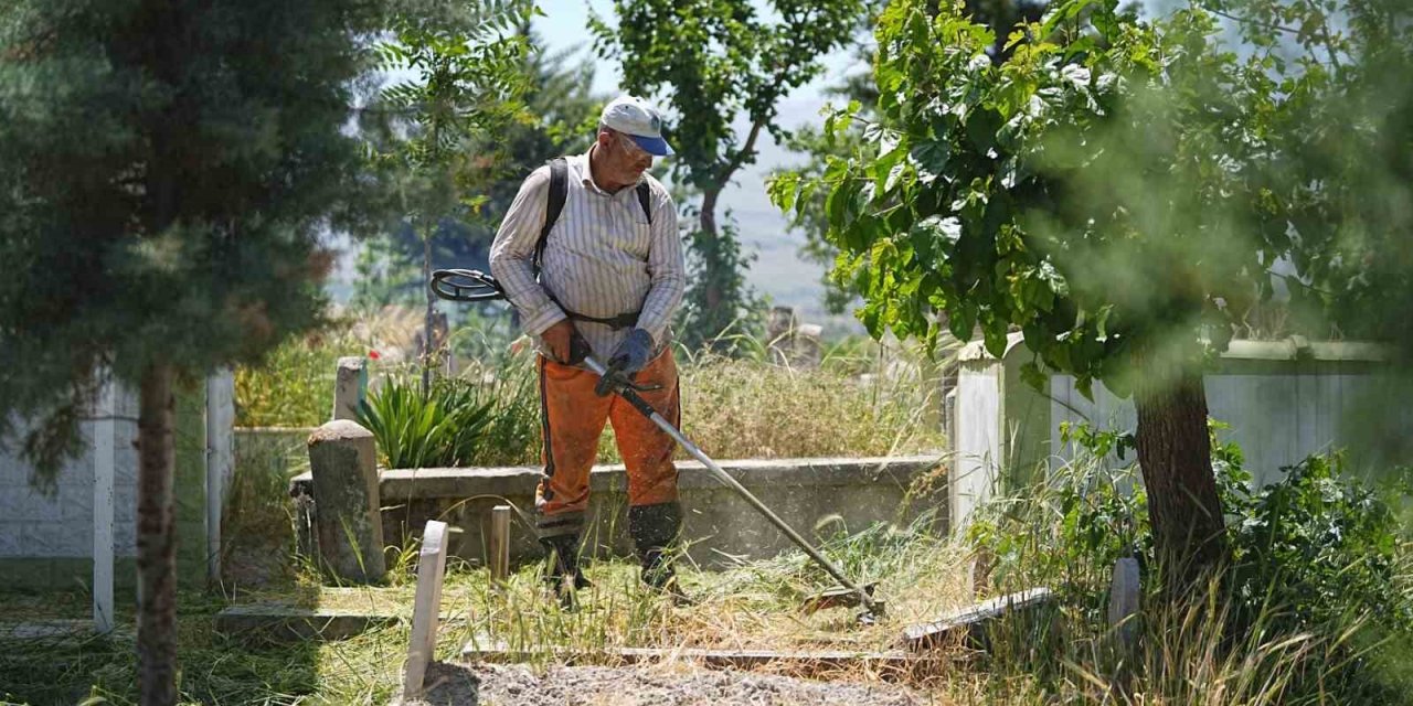 Battalgazi Belediyesi’nden mezarlıklarda bayram temizliği