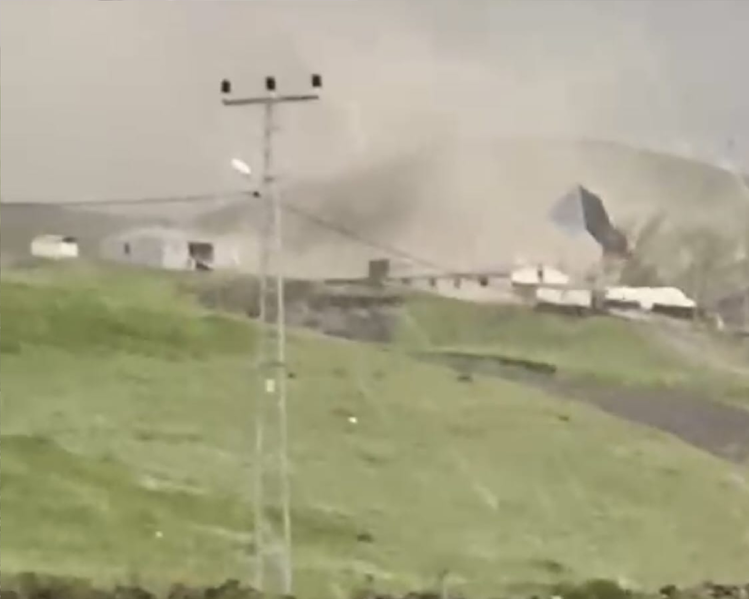 Kars'ta kuvvetli rüzgar çatıları uçurdu