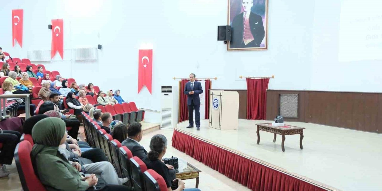Erzincan’da gıda üzerine seminer düzenledi