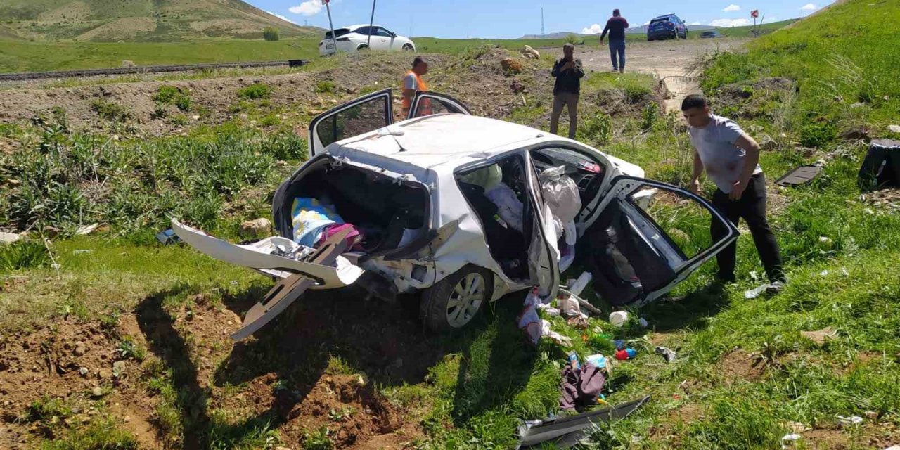 Bingöl’de trafik kazası: Baba öldü, eşi ve çocuğu yaralandı