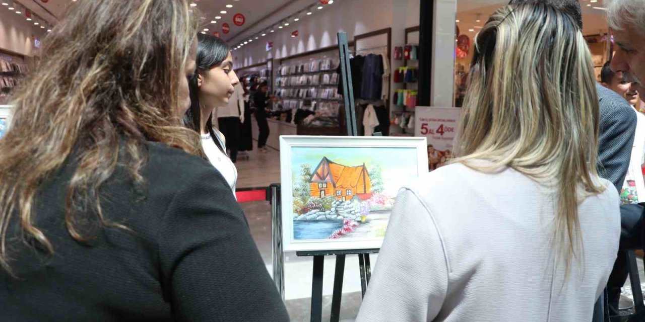 Öğrencilerin yıl sonu resim sergisi büyük beğeni topladı