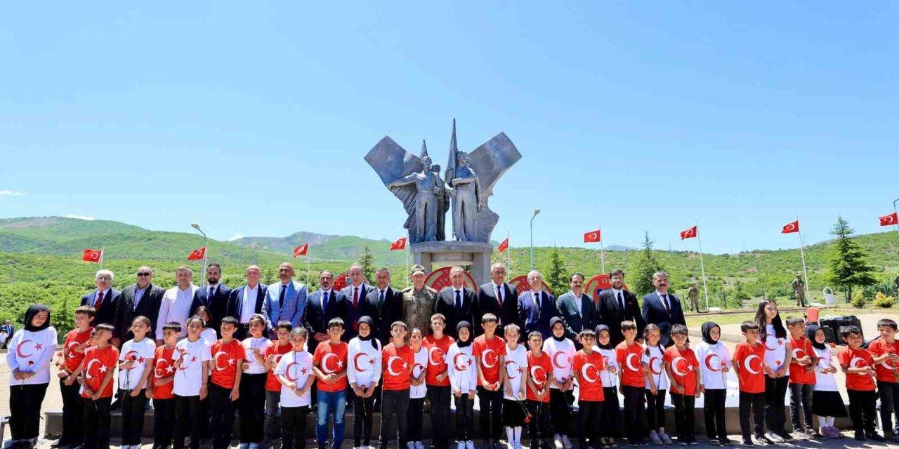 Bingöl’de PKK’lı teröristler tarafından şehit edilen 33 er anıldı