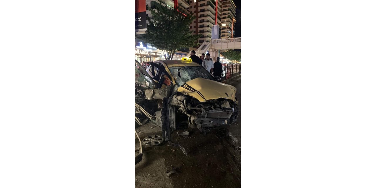 Elazığ’da otomobil refüjdeki bariyerlere çarptı: 1 yaralı