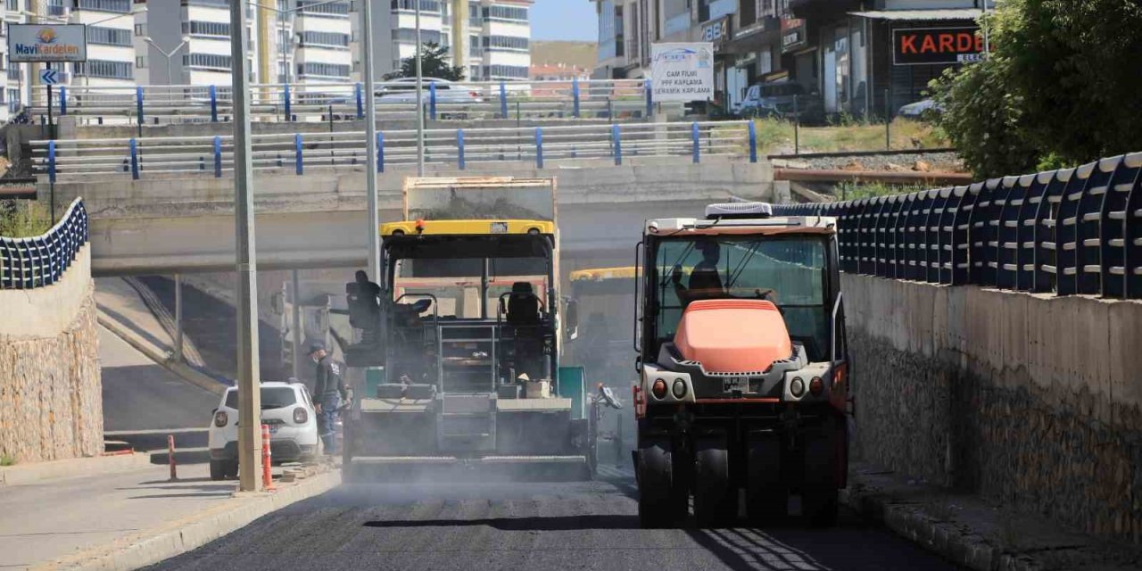 Elazığ’da asfaltlama çalışmaları sürüyor