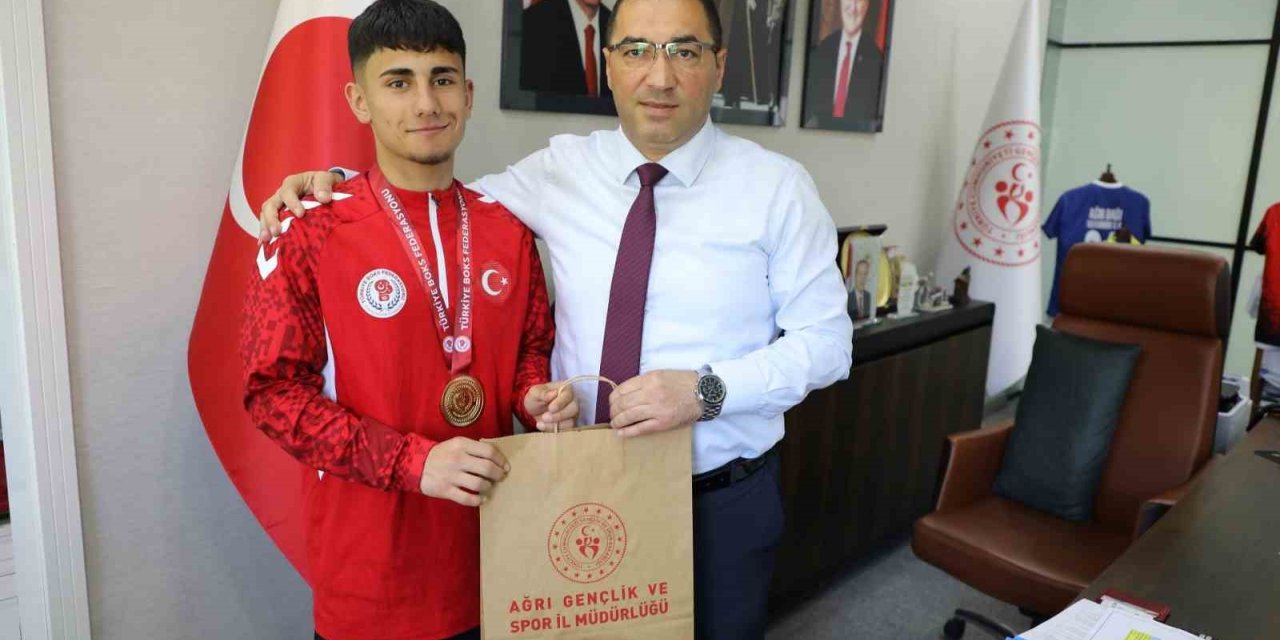 Ağrı Gençlik ve Spor İl Müdürü Çelebi, şampiyon sporcuyu tebrik etti