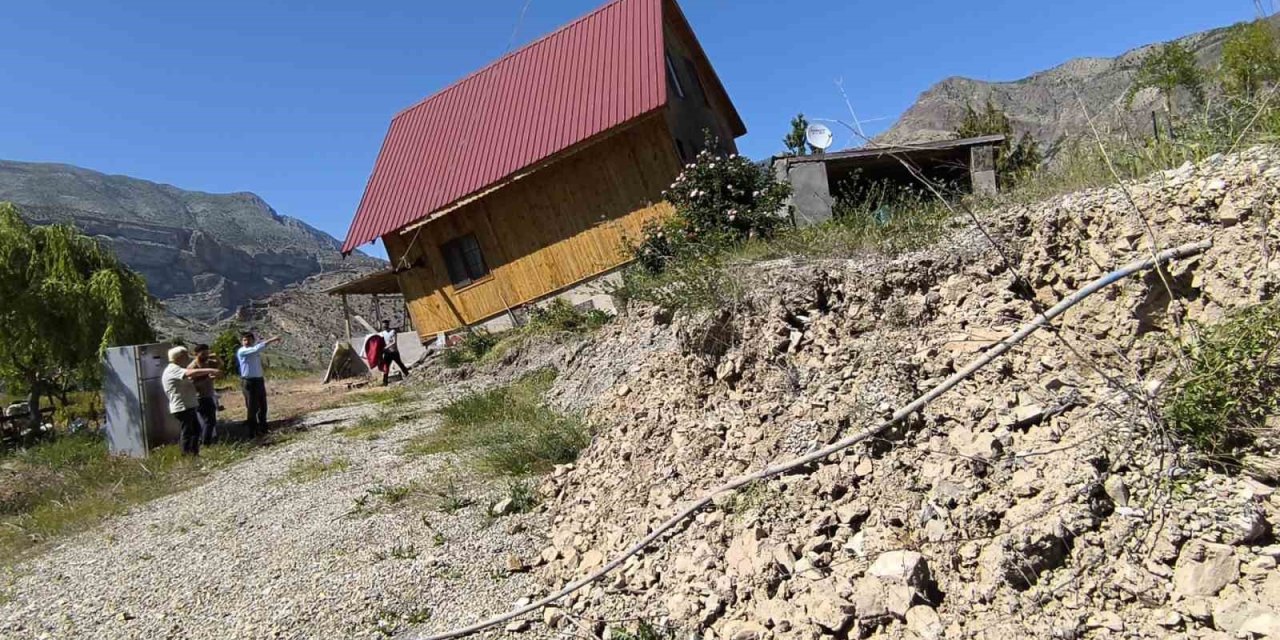 Tortum Şelalesi’nin eteklerinde heyelan