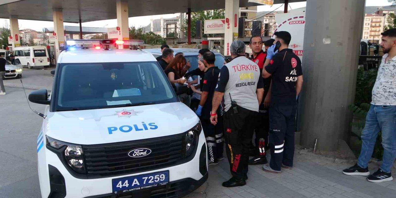 Malatya’da otobüste tartışan 2 kadın indikleri durakta birbirlerini bıçakla yaraladı