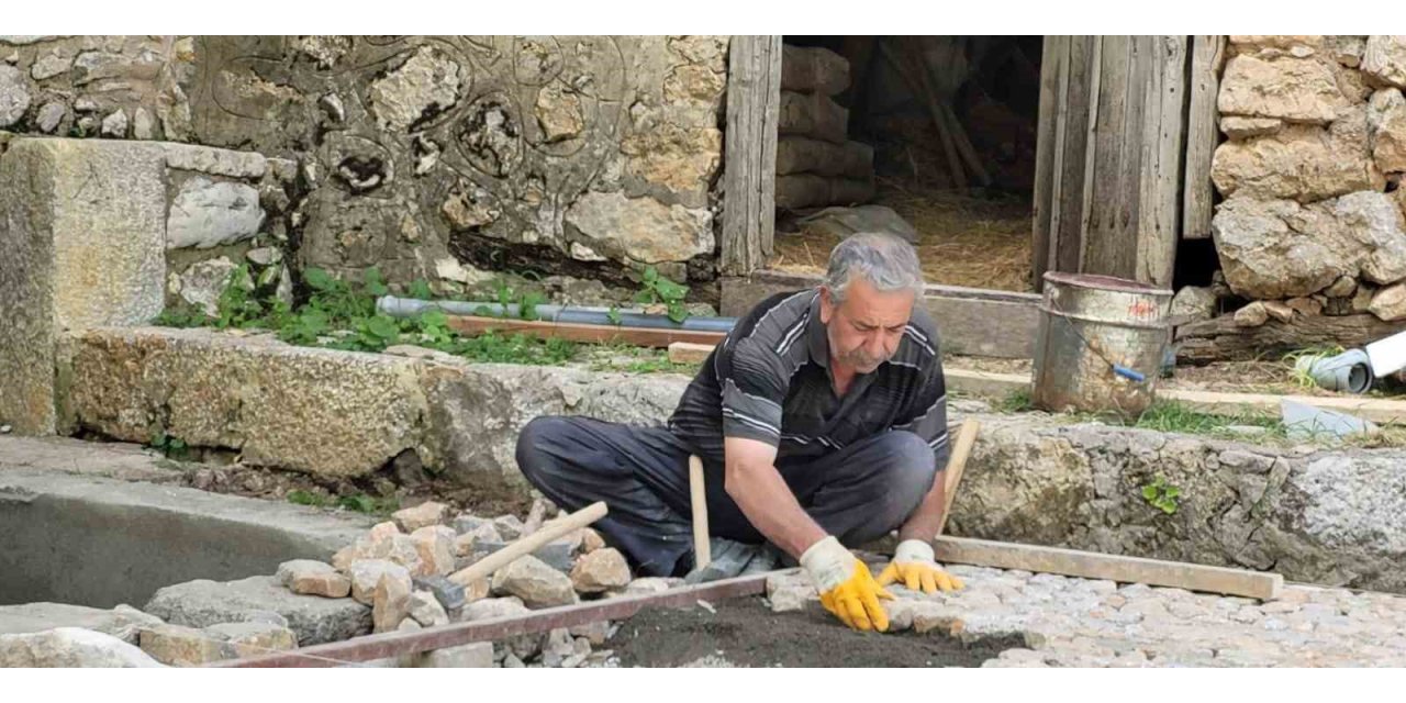 Ekmeğini 45 yıldır taştan çıkarıyor