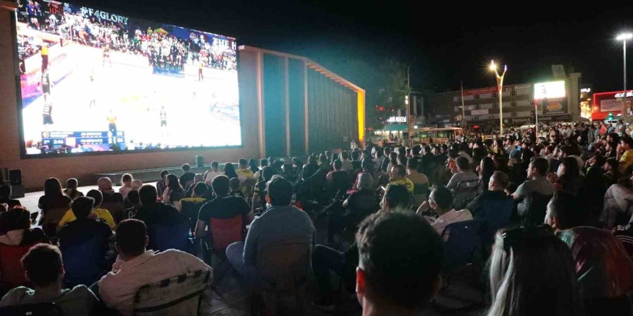 Erzincan’da Fenerbahçe’nin Euroleague final maçı dev ekranda izlendi