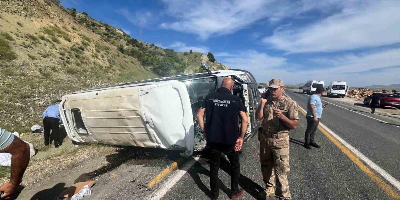 Elazığ’da köy minibüsü takla attı: 3’ü ağır 7 yaralı