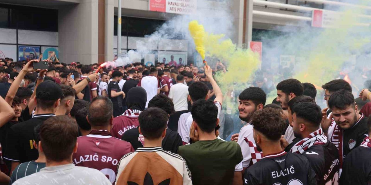 Elazığsporlu taraftarlardan takıma tam destek