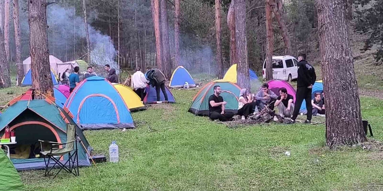 Üniversite öğrencileri Uzundere’de doğayla buluştu