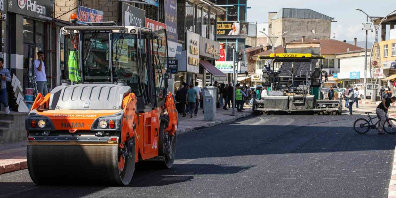 Van Büyükşehir Belediyesi asfalt serimine başladı