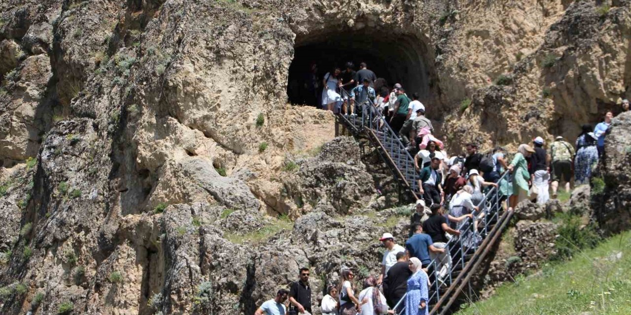 Elazığ’da üniversite öğrencileri Palu’yu gezdi