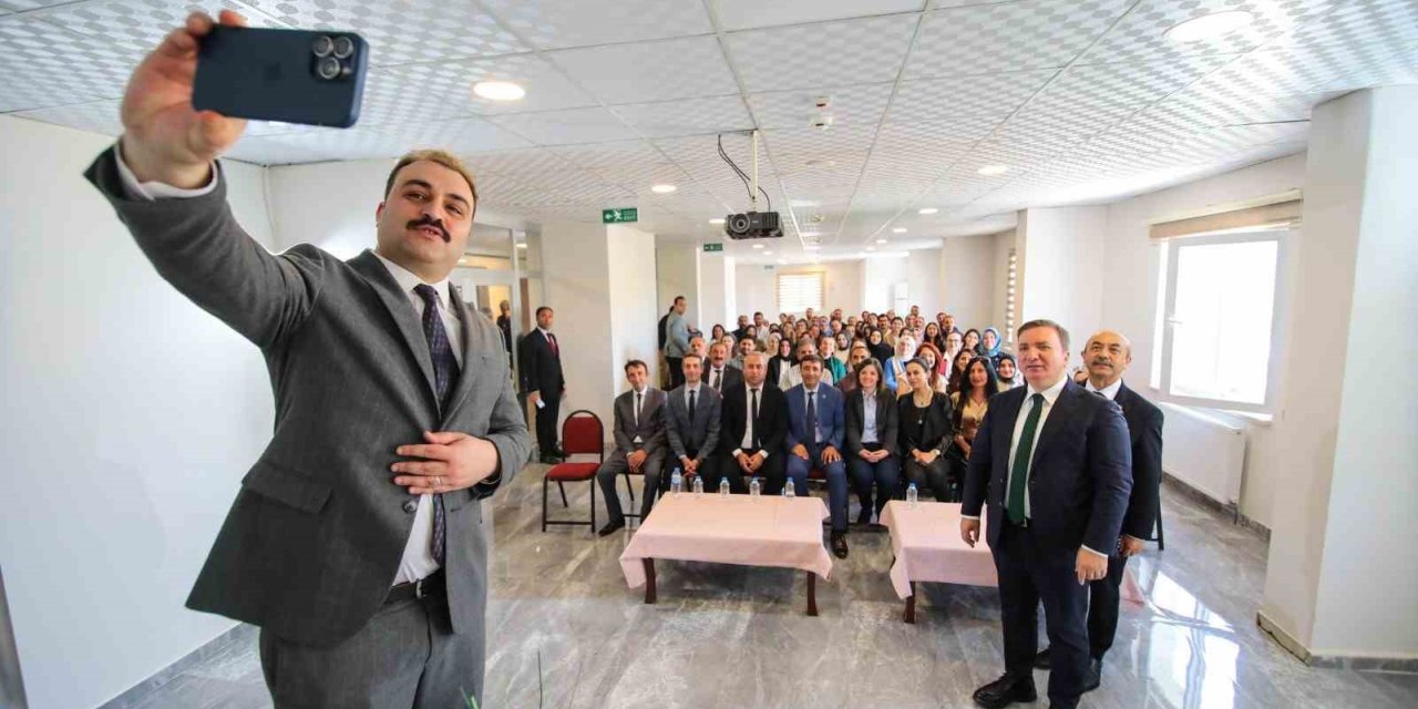 Vali Aydoğdu Çayırlı’da öğretmenlerle bir araya geldi