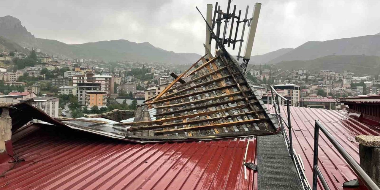 Hakkari’de fırtına çatılara zarar verdi