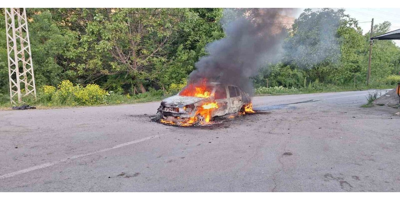 Erzincan’da otomobil alev alev yandı