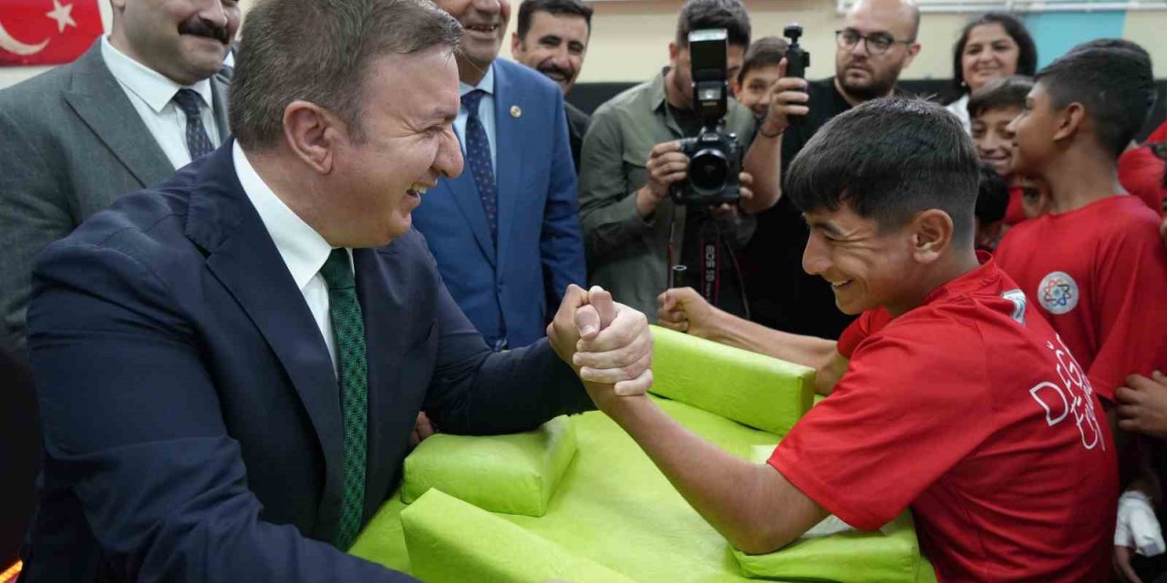 Valiyle öğrencilerin bilek güreşi renkli görüntüler oluşturdu