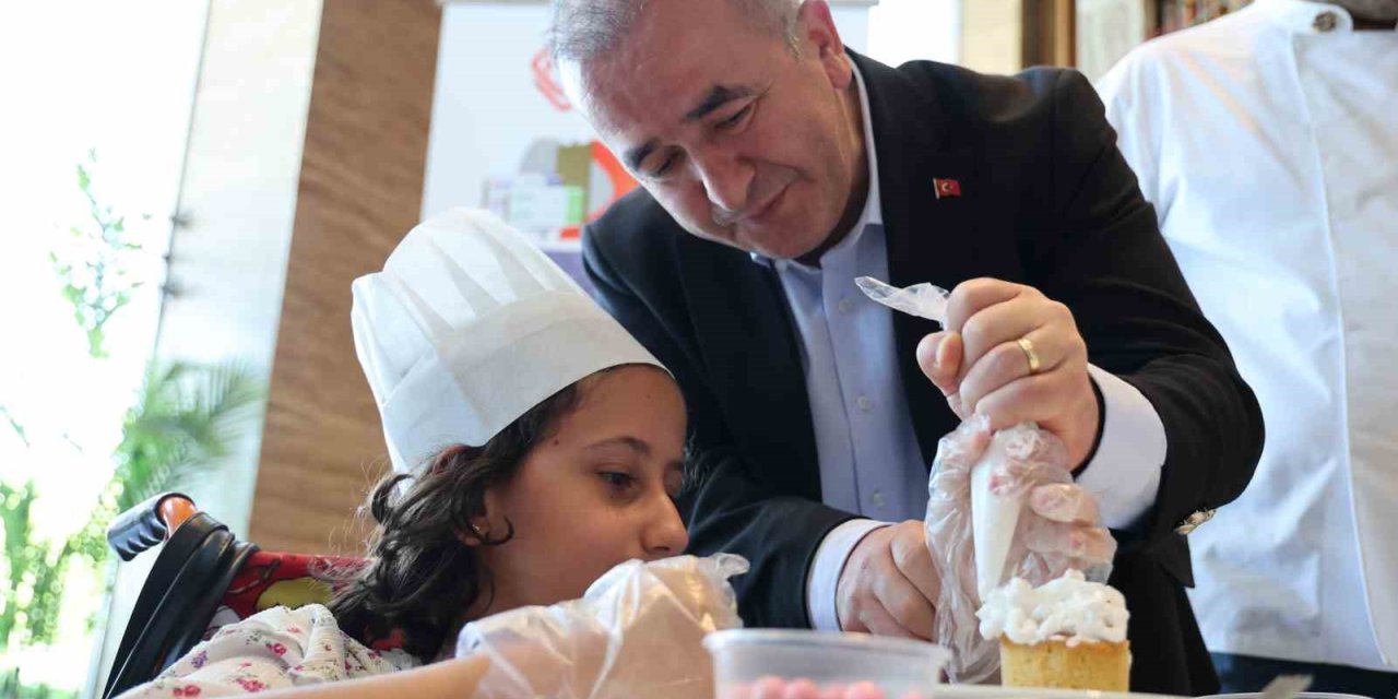 Down sendromlu bireyler pasta süsleme yarışmasında hünerlerini gösterdi
