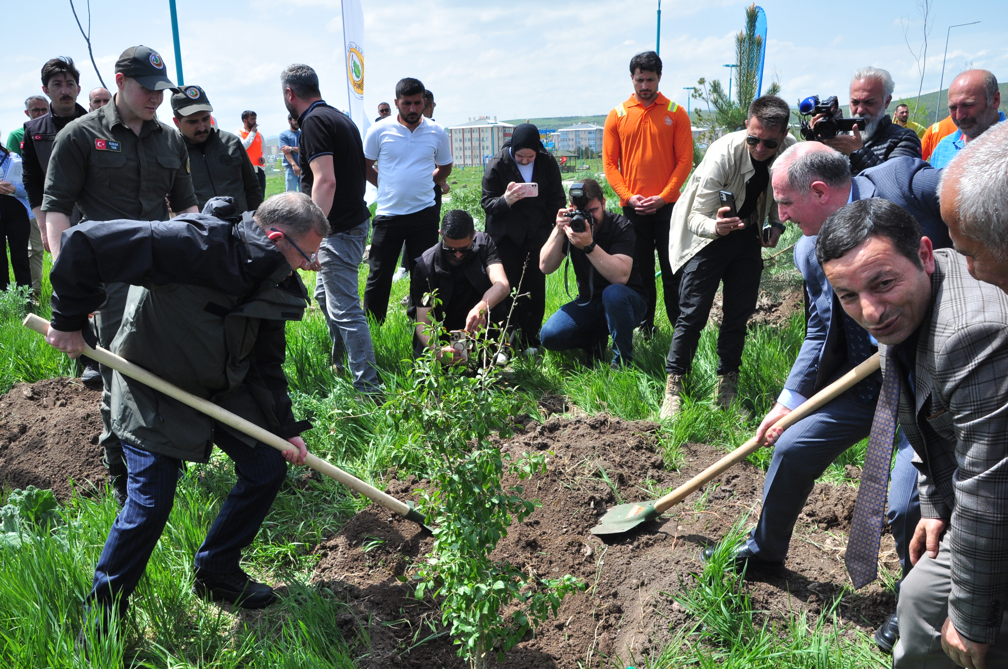 KAÜ'de meyve fidanları toprakla buluştu