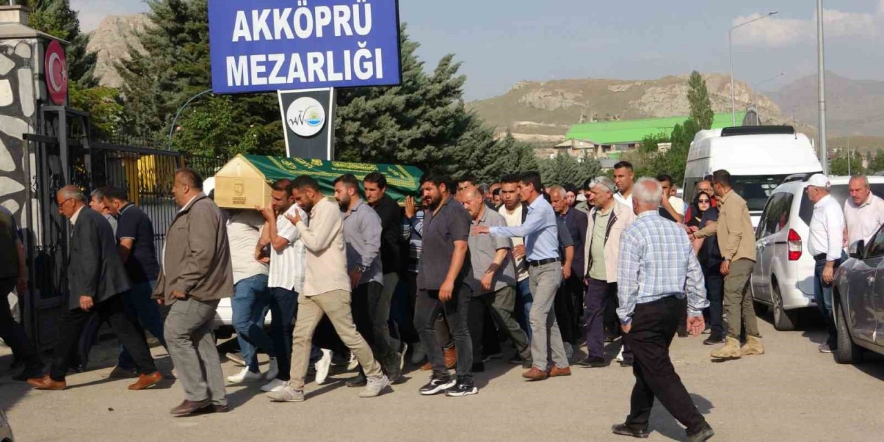 Doğa yürüyüşünde kaybolan ve cansız bedeni bulunan müdür yardımcısı toprağa verildi