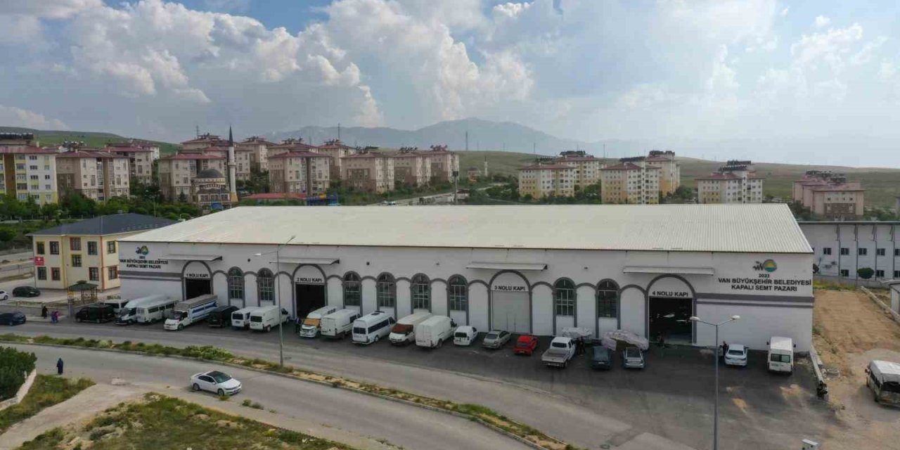 Vali Balcı, kapalı semt pazarı esnafını ziyaret etti