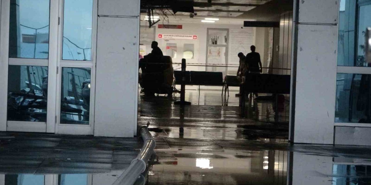 Sağanağın etkili olduğu Malatya’da hastanenin tavanı çöktü